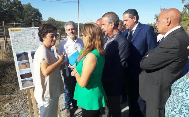 La directora general de Desarrollo Rural visita las obras de mejora del camino rural en la provincia de Zamora. 