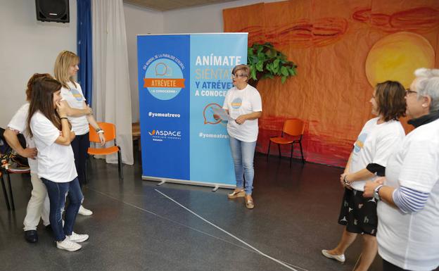 La presidenta de Aspace en Palencia, Carmen Calvo, lee un manifiesto con motivo del Día Mundial de la Parálisis Cerebral.