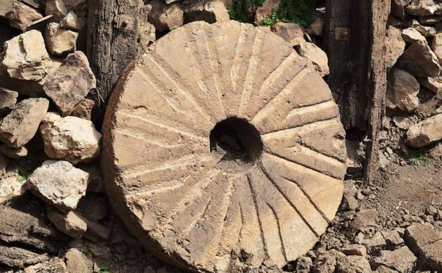 Una piedra de molino que ha aflorado con la sequía.