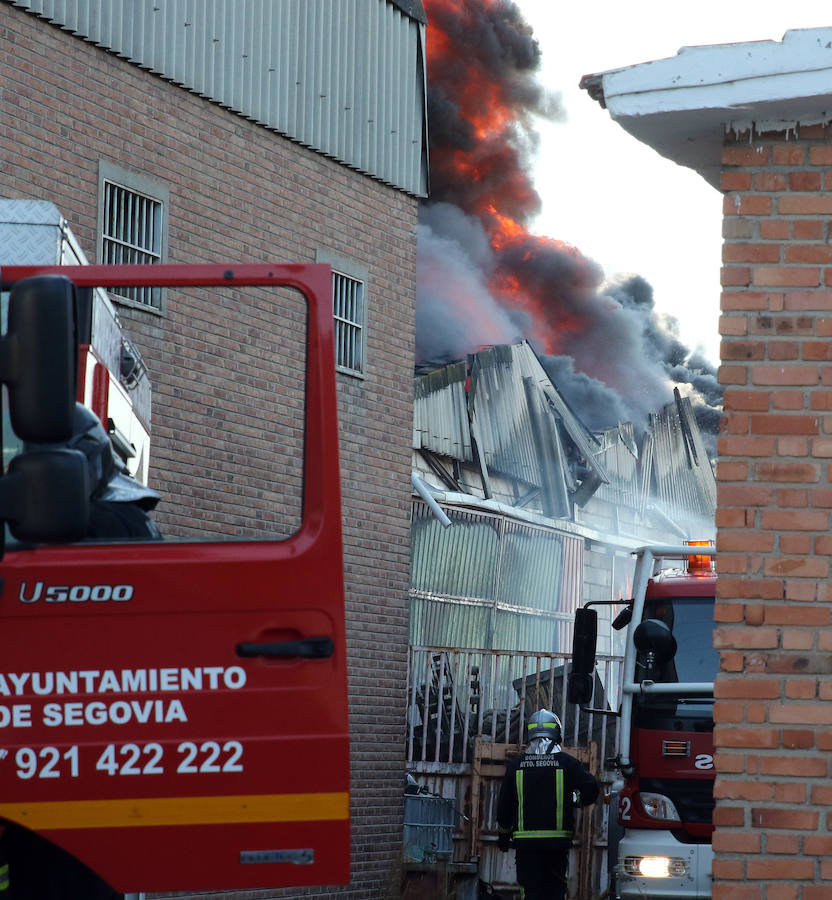 La nave afectada pertenece a la empresa Hijos De Plácido Hernández situada en el polígono de El Cerro de la capital segoviana
