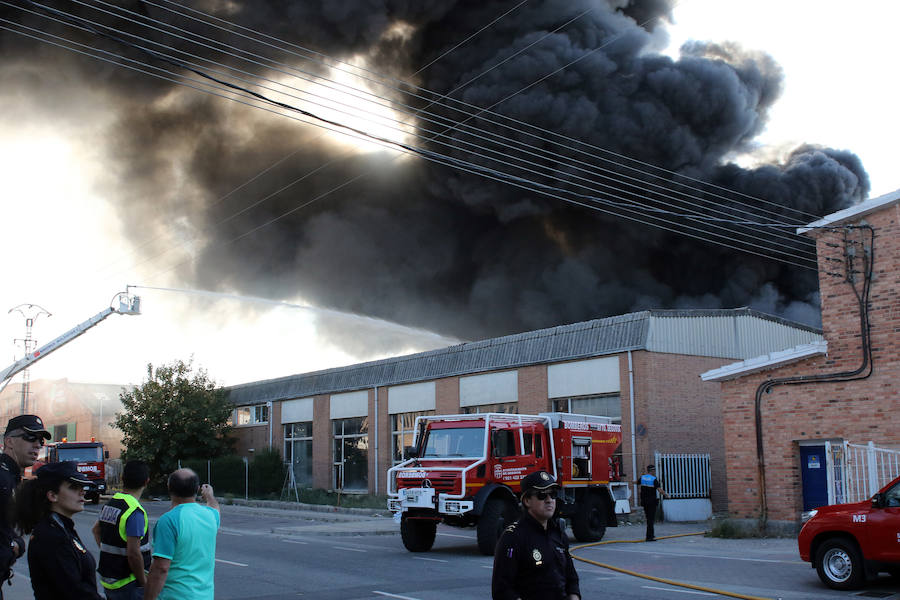 La nave afectada pertenece a la empresa Hijos De Plácido Hernández situada en el polígono de El Cerro de la capital segoviana
