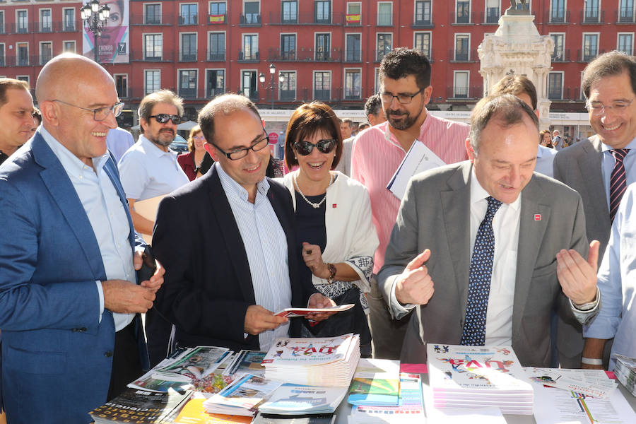 Una veintena de expositores abordan diversos aspectos de la oferta formativa, cultural, educativa y de investigación de la institución