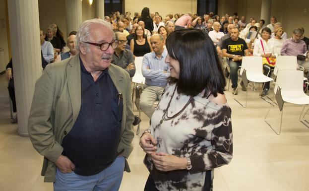 El escritor Javier Reverte charla con Angélica Tanarro, moderadora de la jornada. 