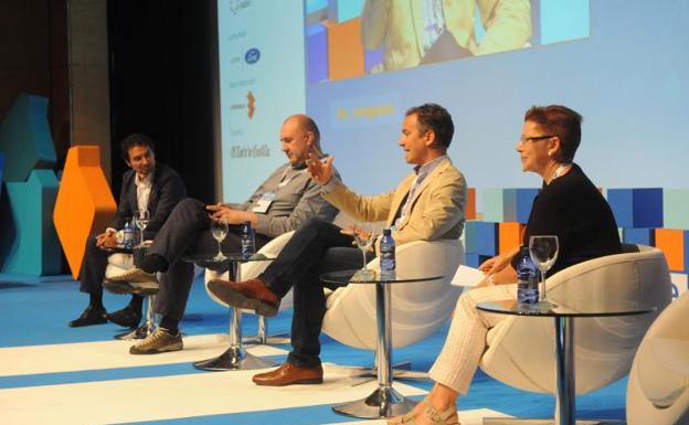 Víctor Fernández, Luis Martín, Miquel Moya y Carmen Diez, durante la mesa redonda del bloque 'La estrategia corporativa ya es digital'. 