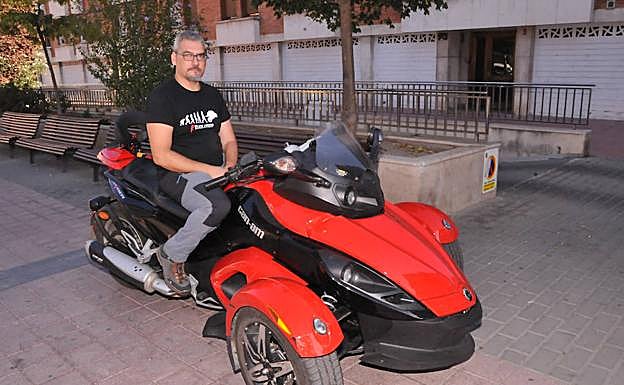 Diego, con su moto adaptada, en la plaza de Gutiérrez Semprún. 