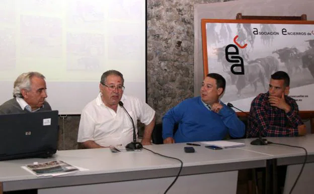Desde la izquierda, Rafael de las Heras, alcalde de Cuéllar en los años 70; el veterano corredor Mariano González; el periodista Pablo Quevedo, presentador del acto, y el corredor y Jesús Ángel Hernansanz. 