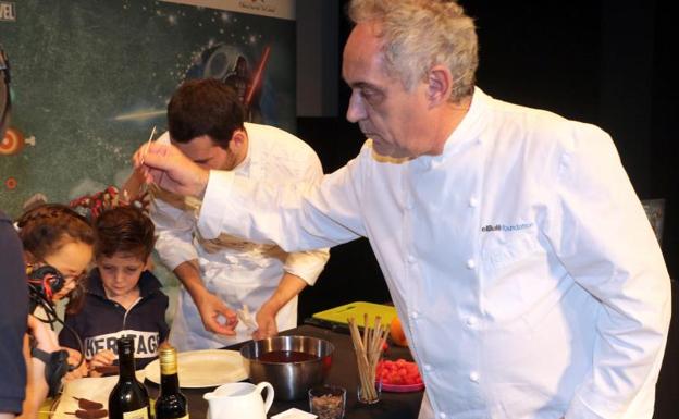 Ferran Adrià en la Escuela Internacional de Cocina de Valladolid.