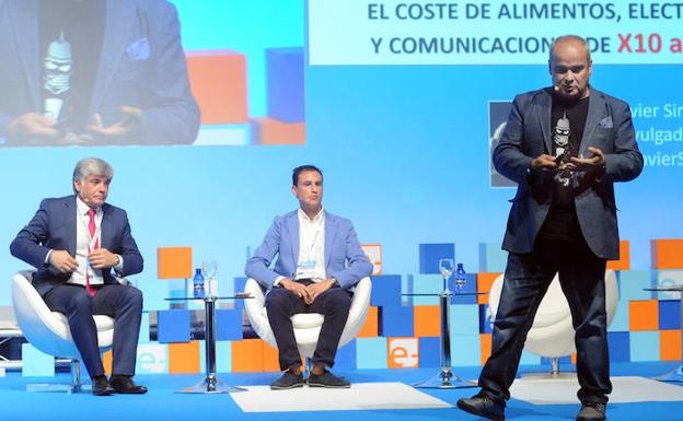 Luis Hidalgo y Rubén Martínez, atentos a la ponencia de Javier Sirvent.