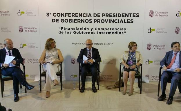 Participantes en la primera mesa redonda. 