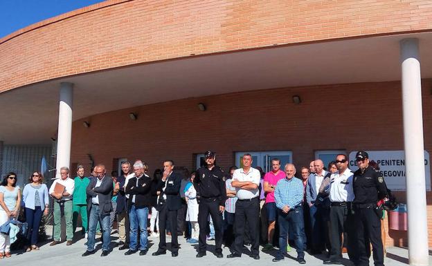 Concentración a las puertas del centro penitenciario de Segovia, ayer. 