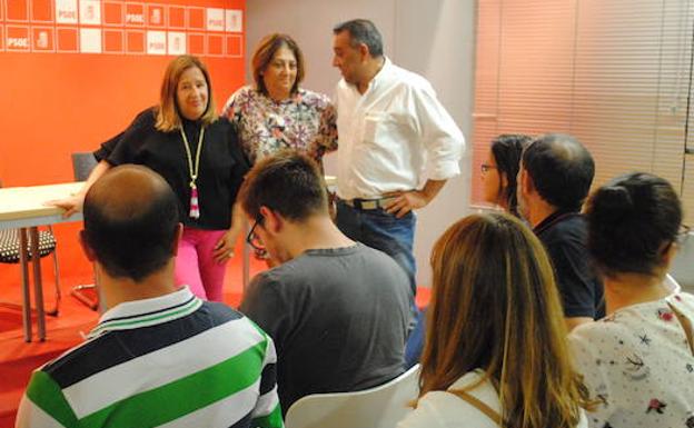 Raquel Alonso, Teresa López y Jesús Hernando, secretario de Organización del PSOE de Medina.