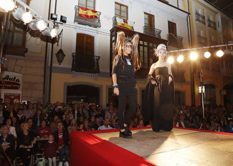 Las calles de la localidad se llenaron de consumidores que disfrutaron de la octava edición de la fiesta nocturna del comercio