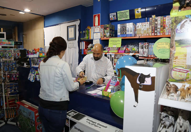 Las calles de la localidad se llenaron de consumidores que disfrutaron de la octava edición de la fiesta nocturna del comercio