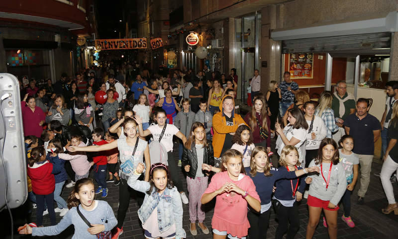 Las calles de la localidad se llenaron de consumidores que disfrutaron de la octava edición de la fiesta nocturna del comercio