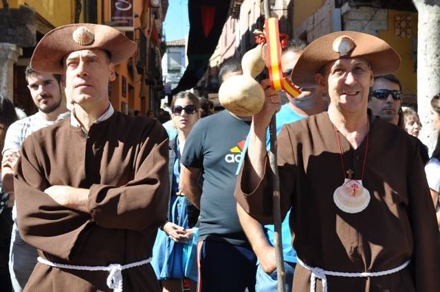 La artesanía llena Tordesillas con 150 puestos en un mercado medieval en el que se ha rendido homenaje a los 24 artesanos que desde el primer año de la iniciativa han acudido al municipio