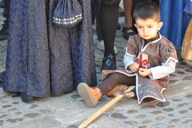La artesanía llena Tordesillas con 150 puestos en un mercado medieval en el que se ha rendido homenaje a los 24 artesanos que desde el primer año de la iniciativa han acudido al municipio