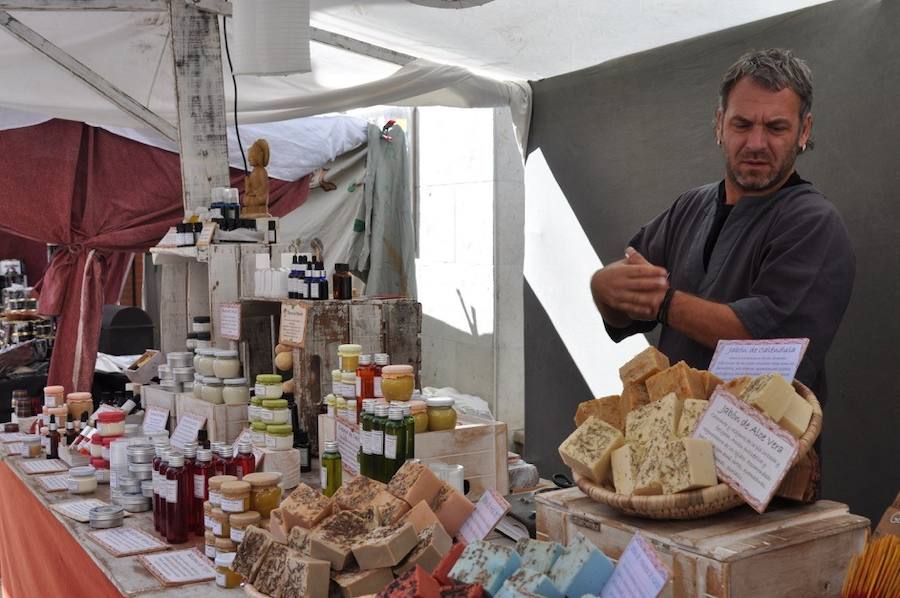 La artesanía llena Tordesillas con 150 puestos en un mercado medieval en el que se ha rendido homenaje a los 24 artesanos que desde el primer año de la iniciativa han acudido al municipio