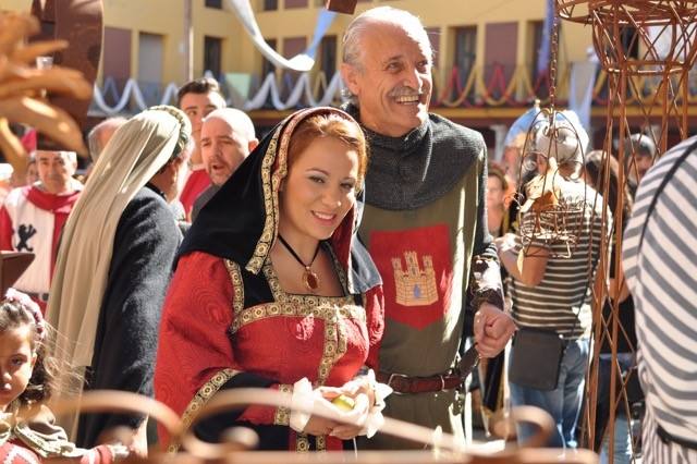 La artesanía llena Tordesillas con 150 puestos en un mercado medieval en el que se ha rendido homenaje a los 24 artesanos que desde el primer año de la iniciativa han acudido al municipio