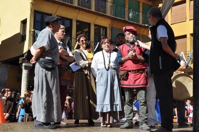 La artesanía llena Tordesillas con 150 puestos en un mercado medieval en el que se ha rendido homenaje a los 24 artesanos que desde el primer año de la iniciativa han acudido al municipio