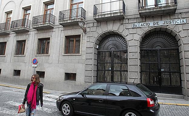 Entrada a la Audiencia Provincial de Segovia. 