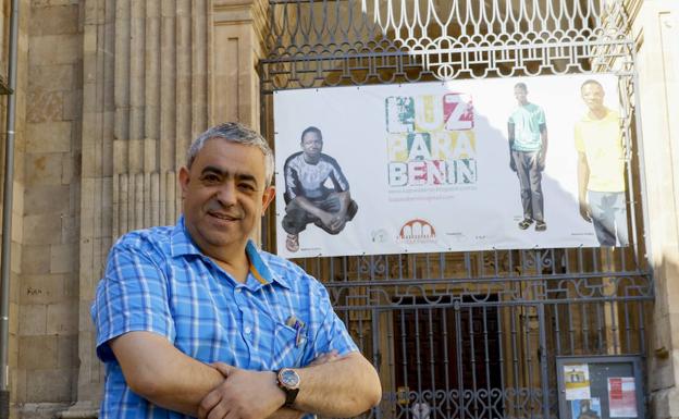 Policarpo Díaz, junto a la iglesia de la Purísima y la pancarta del proyecto Luz para Benín que han impulsado desde esta parroquia.
