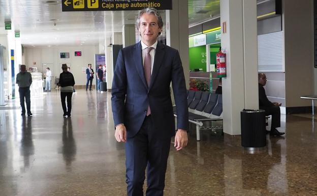 El titular de Fomento, en la terminal del aeropuerto de Asturias.