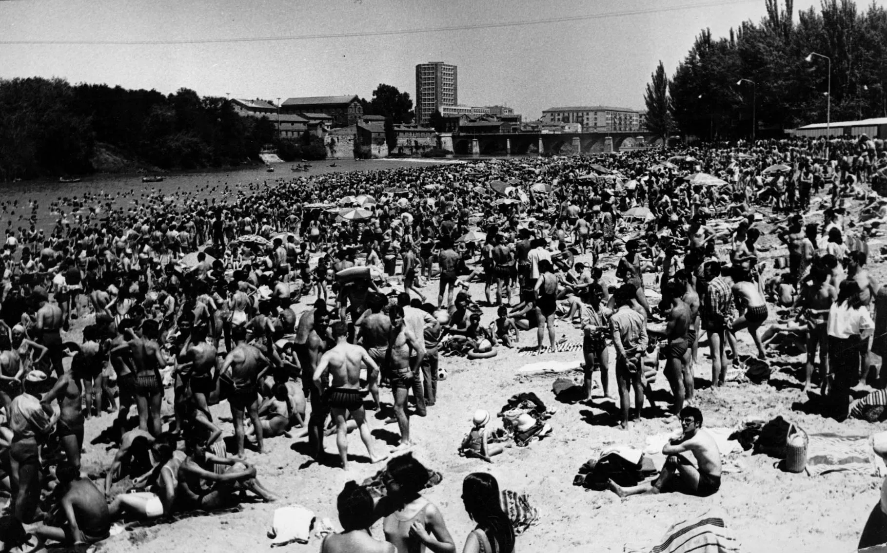 Multitud de gente en la playa de las Moreras en los años setenta.