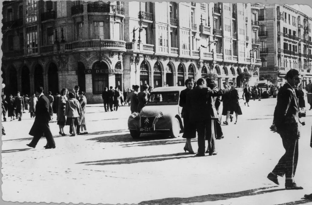 Gente paseando por la plaza de Zorrilla en los años sesenta.