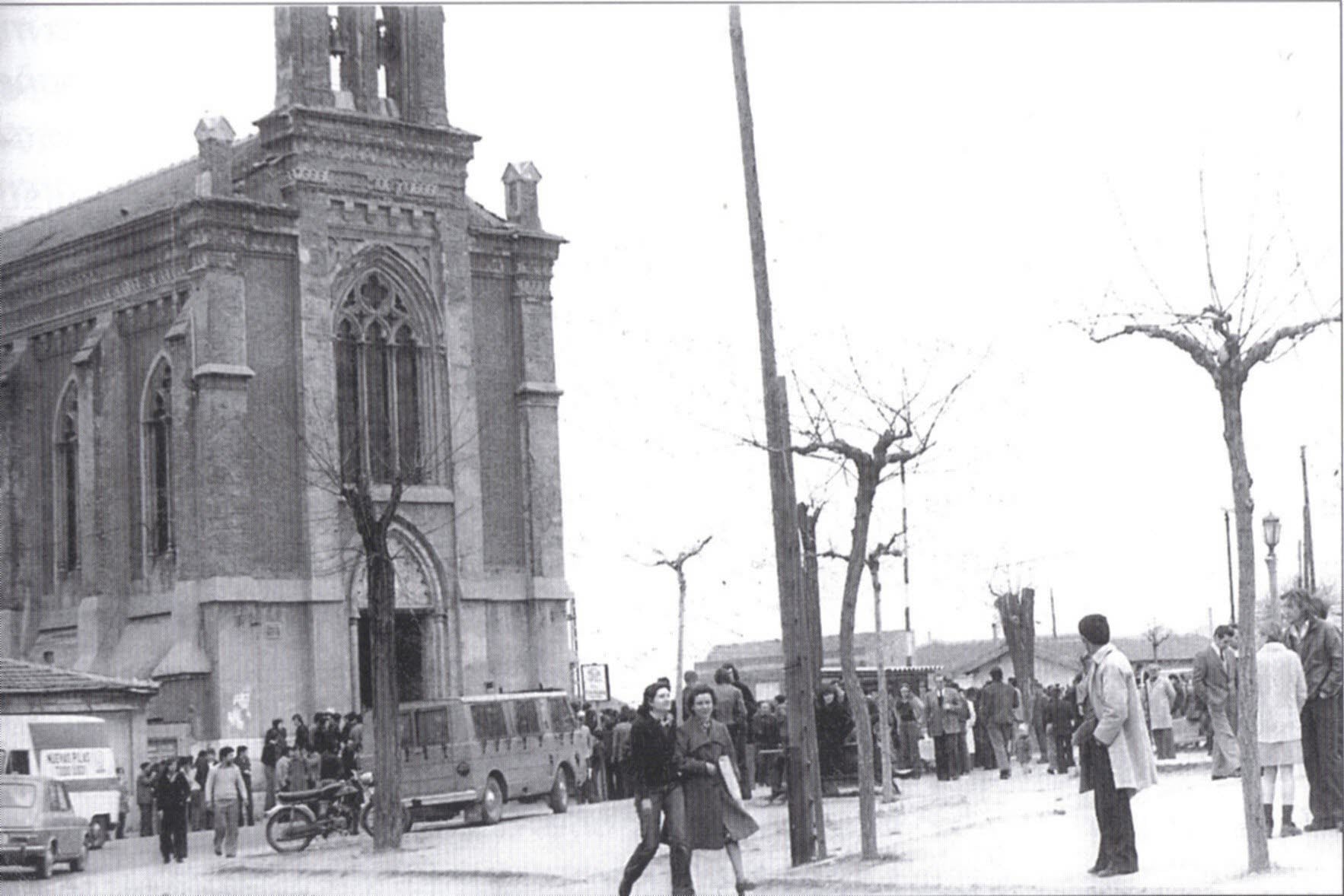 Asamblea de obreros en huelga de FASA en la iglesia de la Pilarica, con la policía rodeando el templo.