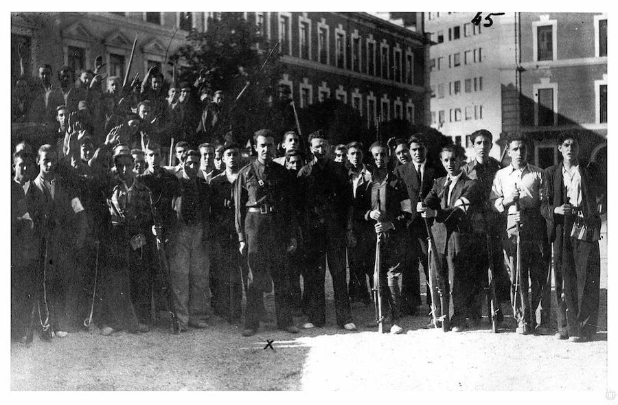 Onésimo Redondo con voluntarios vallisoletanos