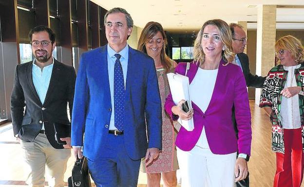 La consejera de Familia, Alicia García, en el centro, con parte de su equipo llega a la comisión en las Cortes. :: Nacho Gallego-efe