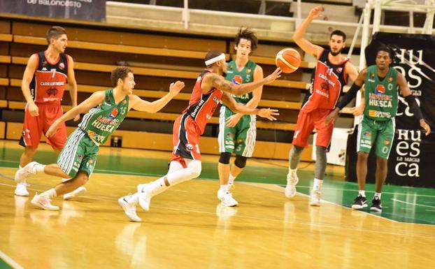 Varios jugadores del Carramimbre durante el partido ante el Levitec Huesca.