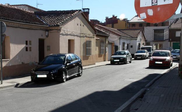 Calle del barrio de Santa Clara donde se arreglarán las aceras. 