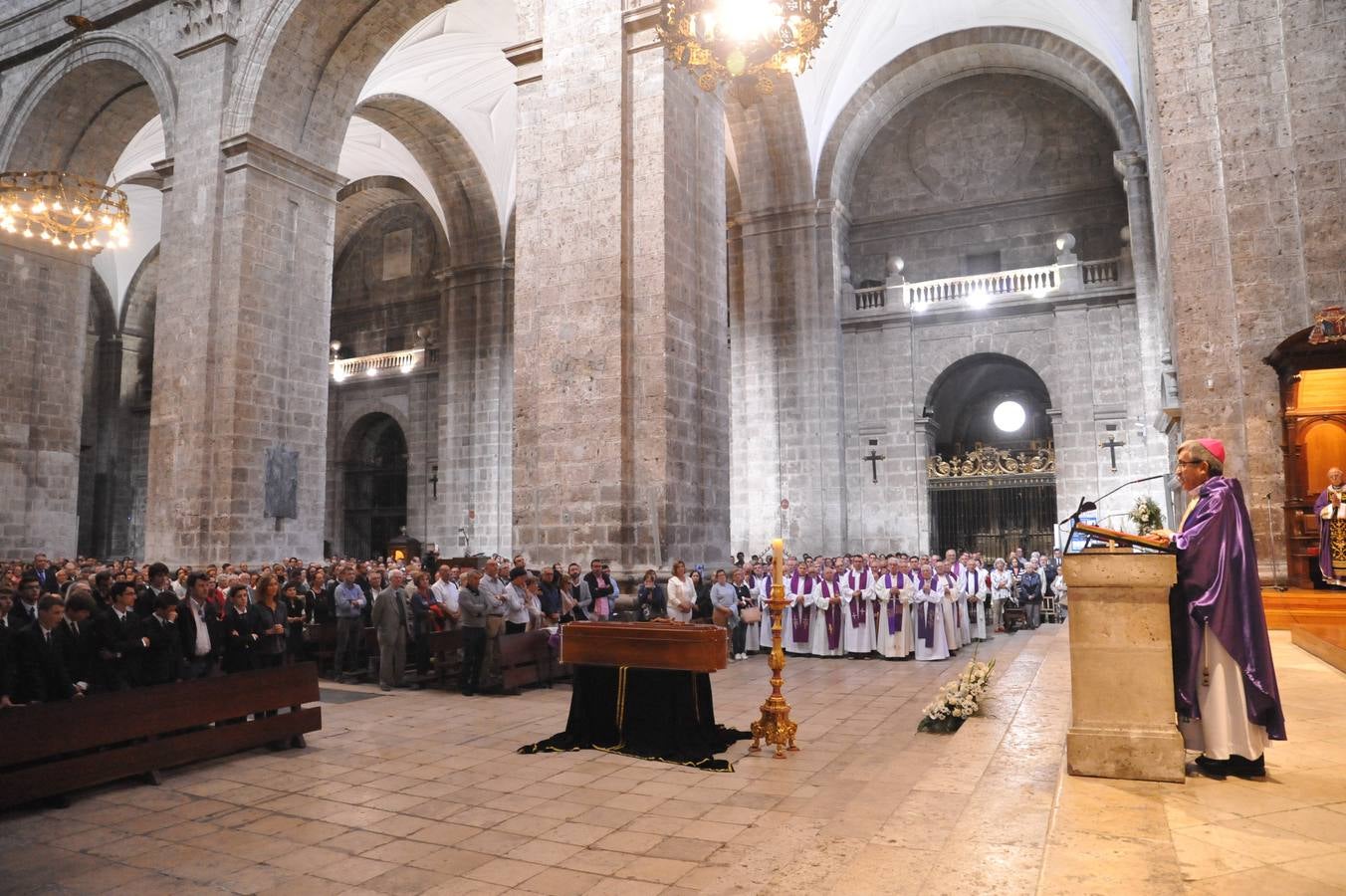 La Catedral acoge el funeral por Fernando García, rector del Seminario de Valladolid