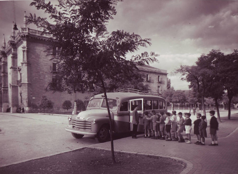 Autobús del colegio San José en los años 50.