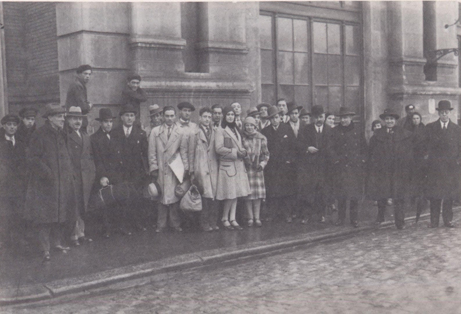 Alumnos y profesores de la Escuela de Comercio de Valladolid en 1929, listos para viajar a la Exposición Universal de Barcelona.