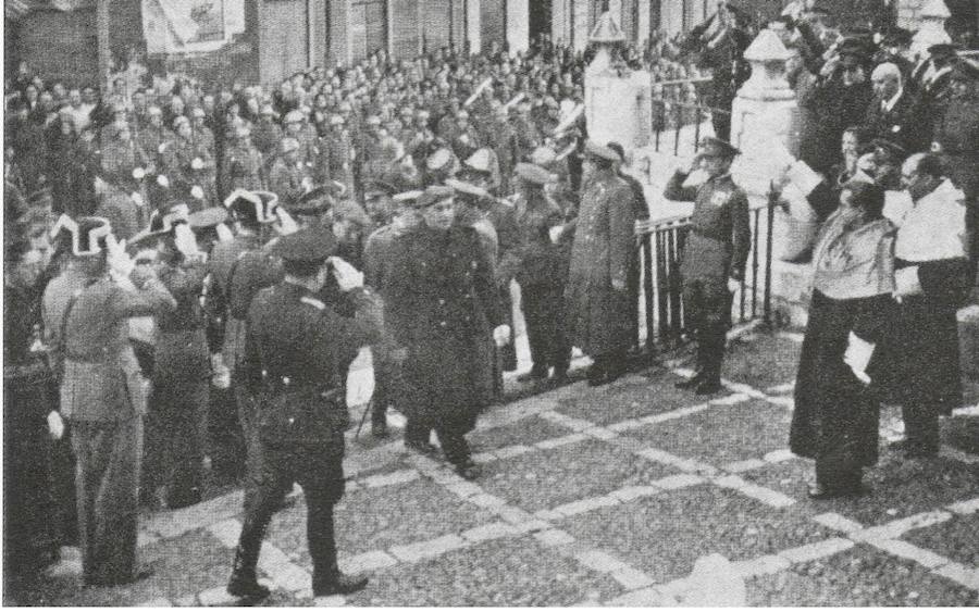 Franco inaugura el curso académico en la Universidad de Valladolid en 1940.