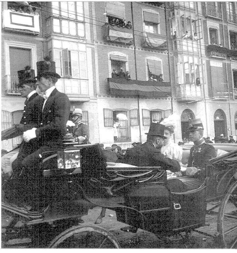 El Rey Alfonso XIII, en carruaje por la Acera de Recoletos, durante la visita que realizó a Valladolid en septiembre de 1903.