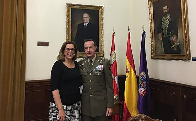 El general Gorjón, con la presidenta de la Diputación. 