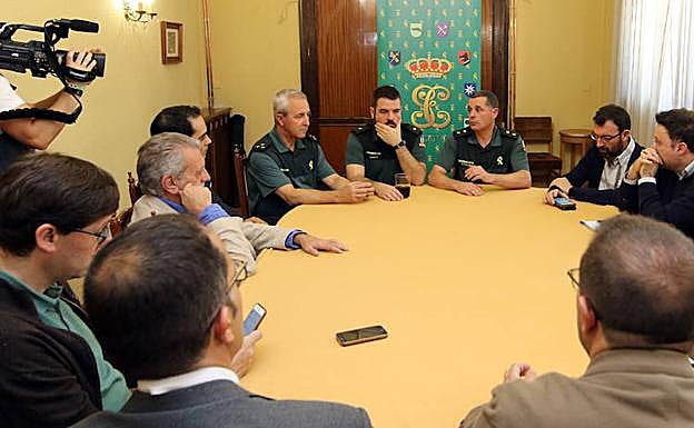 El teniente coronel Ramírez (al fondo a la derecha), durante el encuentro que mantuvo ayer con los periodistas. 