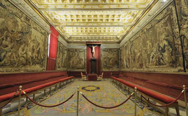 Panorámica de la Sala Capitular de la Catedral de Segovia, con los tapices de la reina Zenobia de Palmira. 