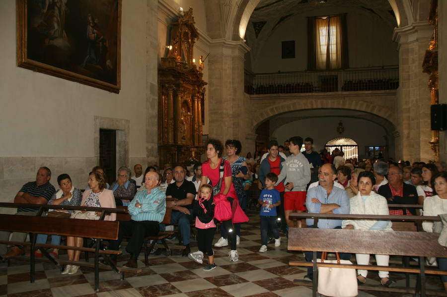 50 atletas han disputado la 59 edición de la Carrera al Henar, un recorrido de 48 kilómetros entre Valladolid y el Santuario de Nuestra Señora del Henar (Segovia) para portar un ramo de flores que se ofreció a los pies de la Virgen.