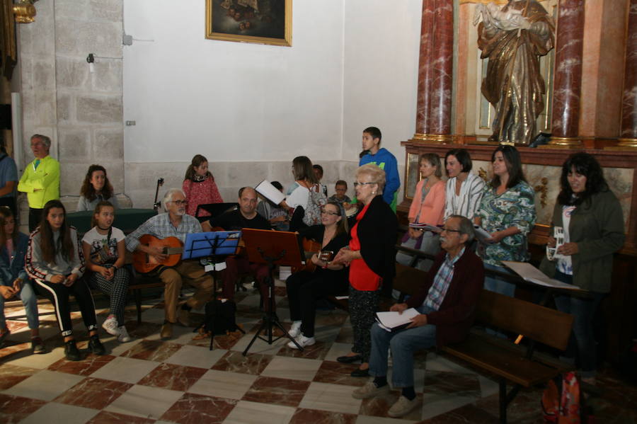 50 atletas han disputado la 59 edición de la Carrera al Henar, un recorrido de 48 kilómetros entre Valladolid y el Santuario de Nuestra Señora del Henar (Segovia) para portar un ramo de flores que se ofreció a los pies de la Virgen.