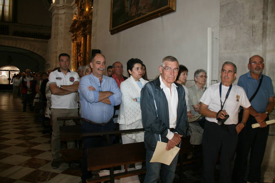 50 atletas han disputado la 59 edición de la Carrera al Henar, un recorrido de 48 kilómetros entre Valladolid y el Santuario de Nuestra Señora del Henar (Segovia) para portar un ramo de flores que se ofreció a los pies de la Virgen.