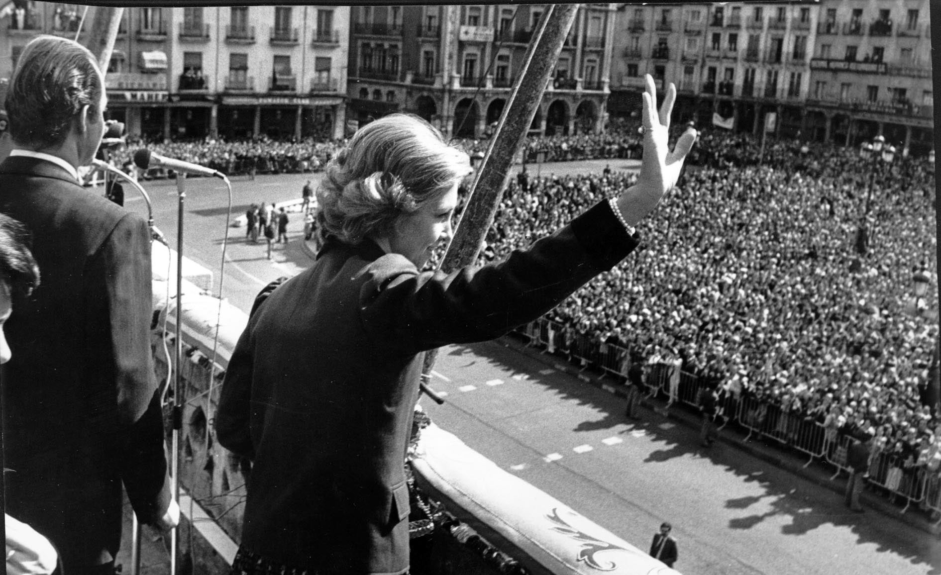En los actos conmemorativos del Doce de Octubre de 1980, don Juan Carlos y doña Sofía inauguraron una exposición sobre la imprenta en Iberoamérica en la Casa de Colon; participaron en un acto académico en la Universidad e inauguraron el Museo Oriental 