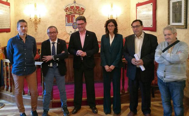 El alcalde del Real Sitio, José Luis Vázquez (en el centro), junto al vicerrector de la UVA, Juan José Garcillán (a su derecha) y otros miembros del equipo técnico y de la corporación municipal. 