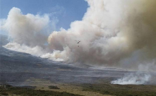 Una avioneta, en las tareas de extinción del incendio. 