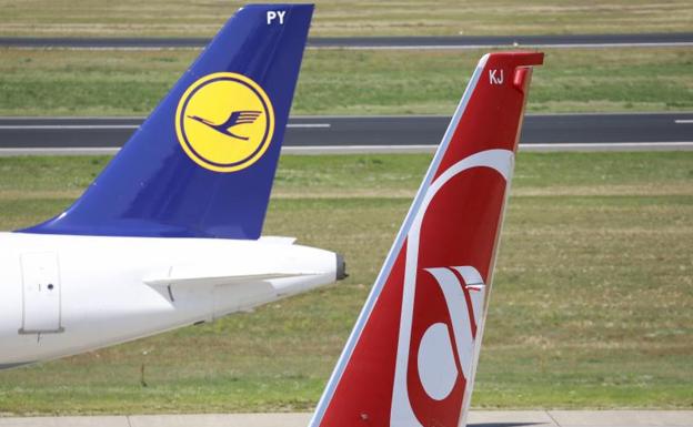 Un avión de Lufthansa y otro de Air Berlin. 