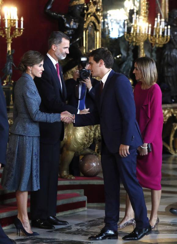 Consternación y gestos serios han sido la tónica general en la tradicional recepción que los Reyes ofrecen en el Palacio Real tras el desfile del 12 de octubre