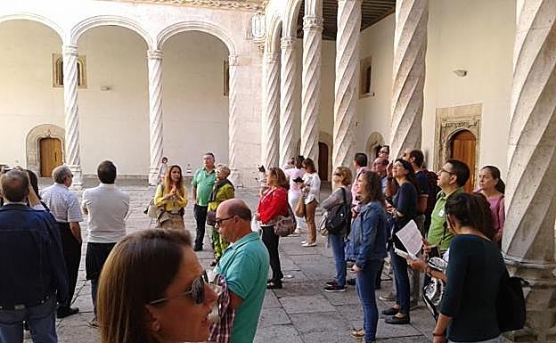 Un grupo de turistas escucha este viernes las explicaciones de la guía en el patio del Museo Nacional de Escultura de Valladolid. 
